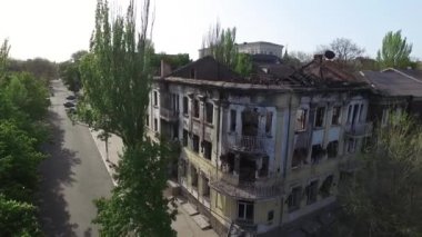 Ukrayna 'daki savaştan sonra gökyüzü manzaralı binalar. Bombardımandan sonra Mariupol polis binası..