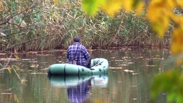 Herbstwald Fischer Schlauchboot Schwimmt Vorwärts — Stockvideo