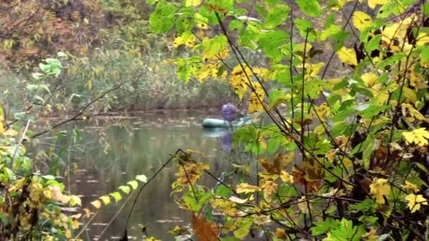 Floresta Outono Pescador Barco Inflável Flutua Para Frente — Vídeo de Stock