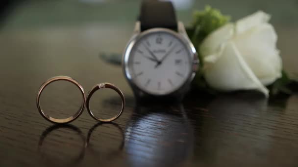 Los Atributos Boda Del Novio Anillos Boda Relojes Boutonniere — Vídeos de Stock