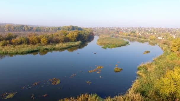 Αεροφωτογραφία Πολύ Όμορφο Φθινοπωρινό Πρωινό Κοντά Στο Ποτάμι Ψαράδες Στις — Αρχείο Βίντεο