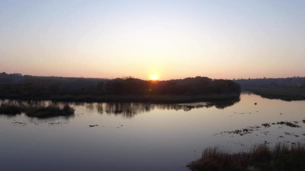 Αεροφωτογραφία Φθινόπωρο Ηλιοβασίλεμα Πάνω Από Ποτάμι Κόκκινος Ήλιος Κάμερα Κινείται — Αρχείο Βίντεο