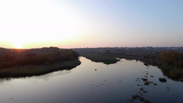 Αεροφωτογραφία Φθινόπωρο Ηλιοβασίλεμα Πάνω Από Ποτάμι Κάμερα Κινείται Πίσω — Αρχείο Βίντεο