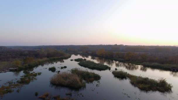 Letecký Pohled Podzimní Západ Slunce Nad Řekou Kamera Pohybuje Vpředu — Stock video