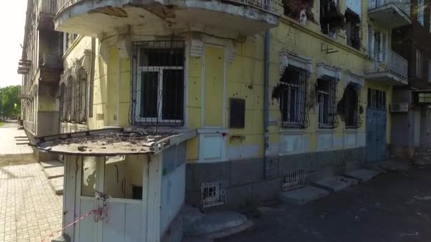 ウクライナでの戦争後の建物の遺跡 マリウポリ警察の建物シール後 — ストック動画