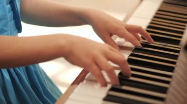 Genç güzel kız piyano çalar. Eller kapalı. Müzik dersleri..