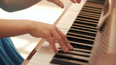 Genç güzel kız piyano çalar. Eller yukarı. Müzik dersleri.