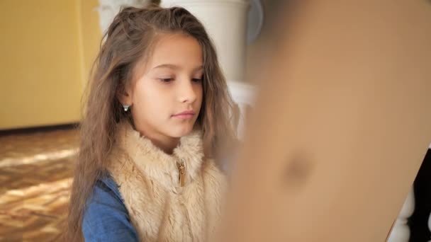 Una Joven Con Hermoso Pelo Rubio Oscuro Rizado Dibuja Una — Vídeos de Stock