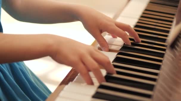 Joven Chica Hermosa Toca Piano Las Manos Cerca Clases Música — Vídeos de Stock