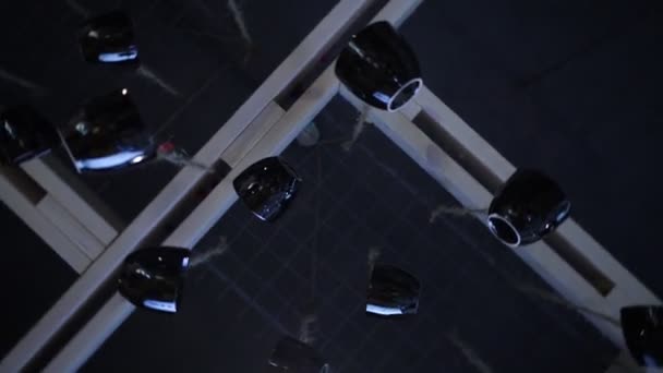 Tazze nere appese al soffitto. Braccialetti per fotocamere in senso orario — Video Stock