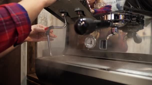 Barista 'yı kahve makinesini çalıştırmaya hazırlıyor. Kahve makinesini buharda tutmak. — Stok video