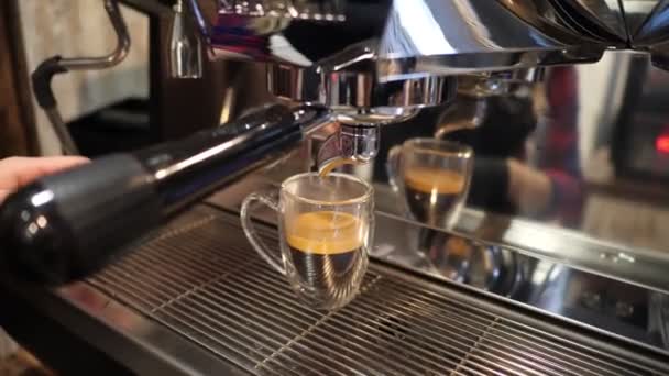 Il Barista ha preparato una tazza di caffè . — Video Stock