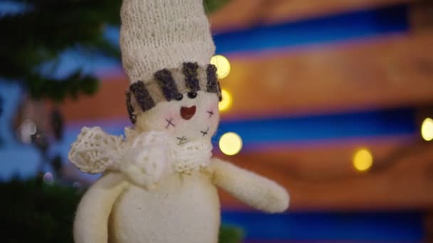 En julgran leksak glad snögubbe hängande på grenen av en julgran — Stockvideo