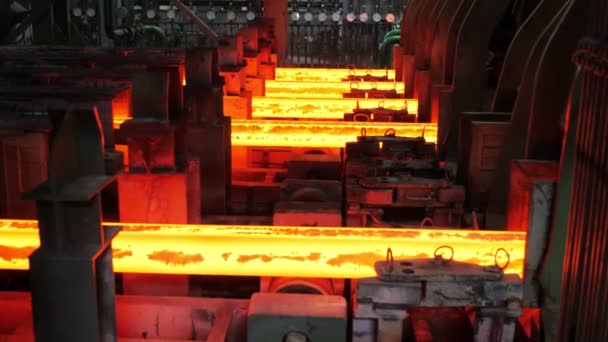 Iron foundry.Continuous casting machine.Steel billet moving through the pipeline — 비디오