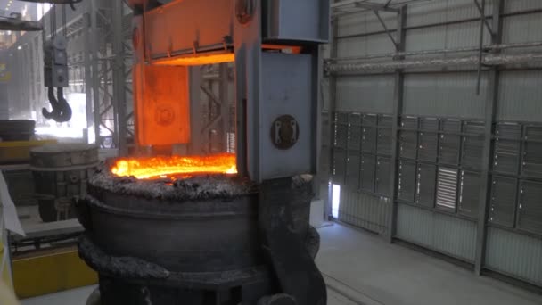 Iron foundry. A crane lifts a huge ladle of molten steel. — Stock Video