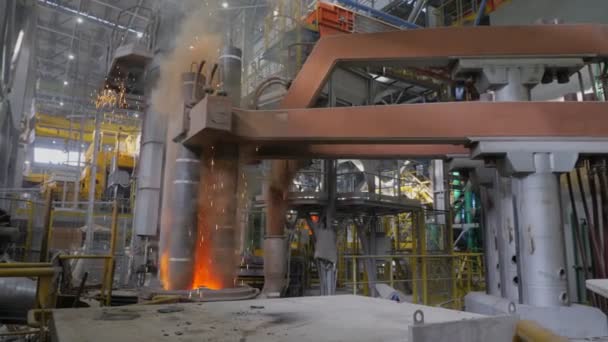 Fábrica de aço. Eletrodos de grafite baixados derretendo metal — Vídeo de Stock