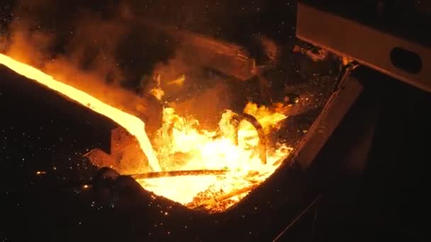 El metal fundido fluye desde el orificio del grifo. Quemando con el fuego de acero — Vídeos de Stock