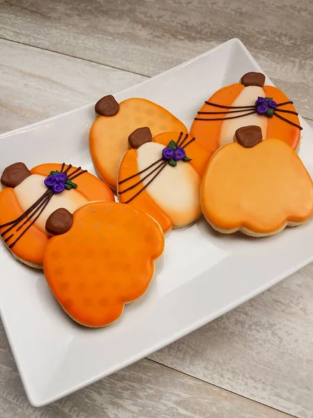 Côté vue décoré biscuits au sucre de citrouilles d'automne festives liées avec des fleurs — Photo