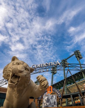 Detroit, Mi - 6 Ekim 2019: Comerica Park Detroit Tigers beyzbol takımının evidir. Ana giriş levhasının dikey olarak kapatılması.