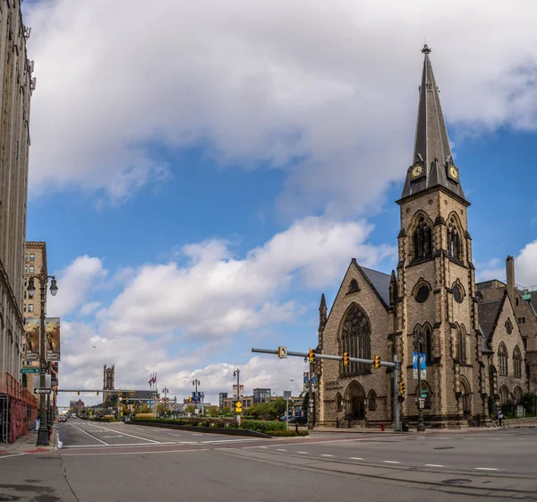 Detroit, MI - Oct 6 2019: Iglesia gótica histórica en la avenida Woodward en el centro de Detroit — Foto de Stock