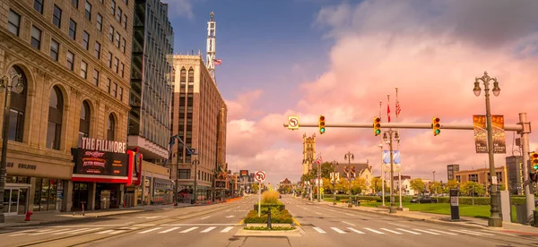 Detroit, MI - Oct 6 2019: Mirando hacia la avenida Woodward al atardecer en el Distrito, en el centro de Detroit . — Foto de Stock