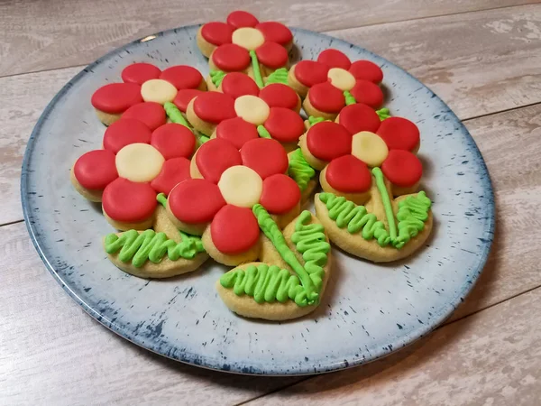 Biscuits abstraits aux fleurs rouges avec glaçage royal épais — Photo