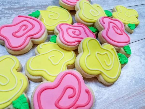 Biscuits traditionnels abstraits au sucre de fleur sur fond de bois — Photo