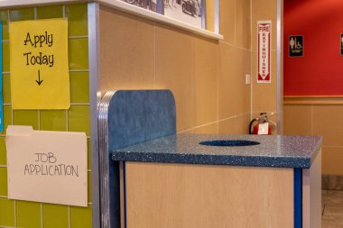 Fast food restoranının iş başvurusu tabelası