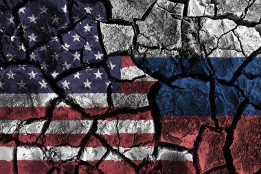 Amerika ve Rusya bayrağı kırık zemin üzerinde. Çakışmasıyla ve kriz kavramı
