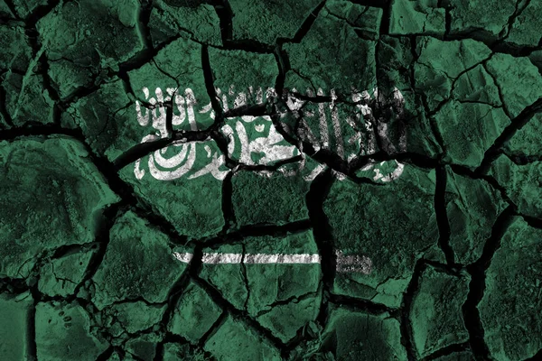 Saudiarabien flagga målning på hög detalj knäckt marken — Stockfoto