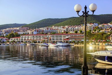 Sveti Vlas ve limanın sahil yolu.