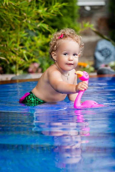 Kleine Baby Veel Plezier Zwemmen Het Zwembad — Stockfoto