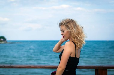 Deniz rüzgarı saçlarımı savuruyor.