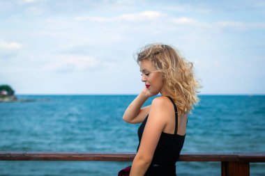 Deniz rüzgarı saçlarımı savuruyor.