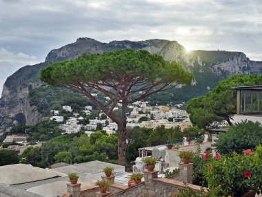 Sorrento adasının çevresindeki panoramik manzara