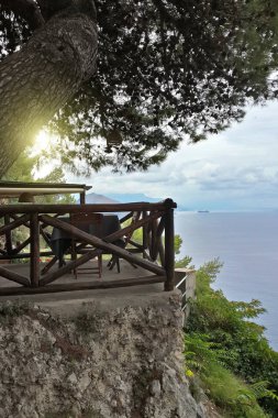 Dağların güneşli manzarası, deniz ve Capri Adası, İtalya
