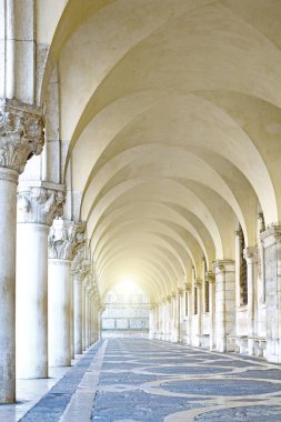 Beyaz ve havadar Colonnade Sarayı Ducale.