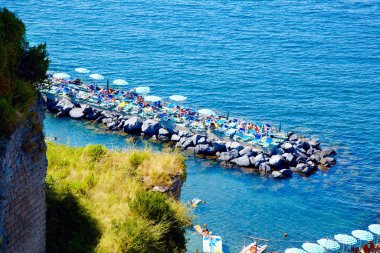 Denize dökülen kayalık bir sahil manzarası