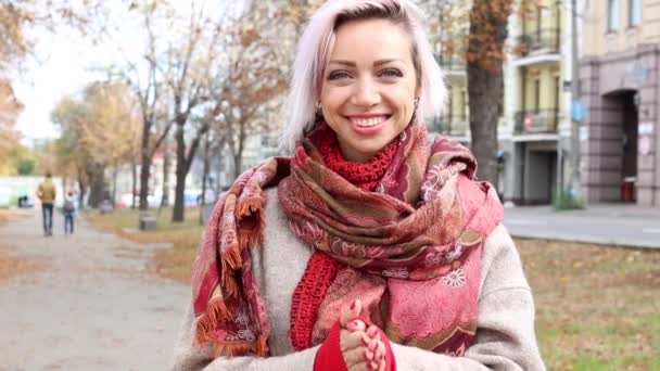 Mujer Joven Sonríe Calienta Sus Manos Frío Chica Sonriente Mirando — Vídeo de stock