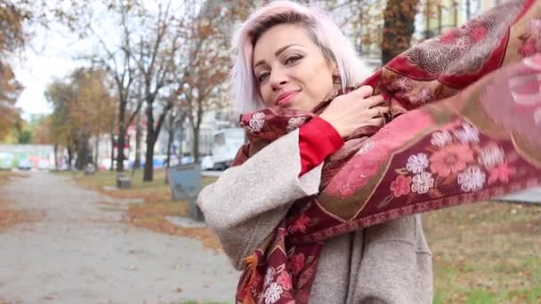 Jonge Vrouw Straalt Haar Sjaal Glimlacht Terwijl Naar Camera Kijkt — Stockvideo