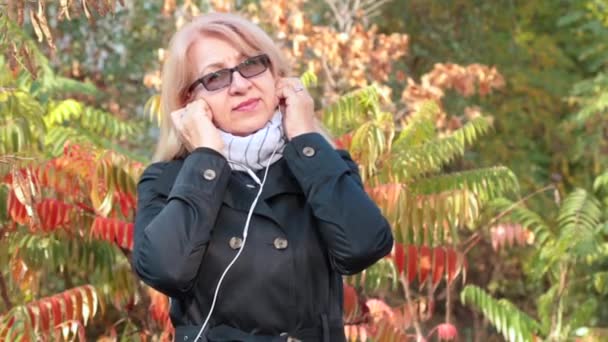 Mulher Madura Feliz Óculos Ouvir Música Seus Fones Ouvido Livre — Vídeo de Stock