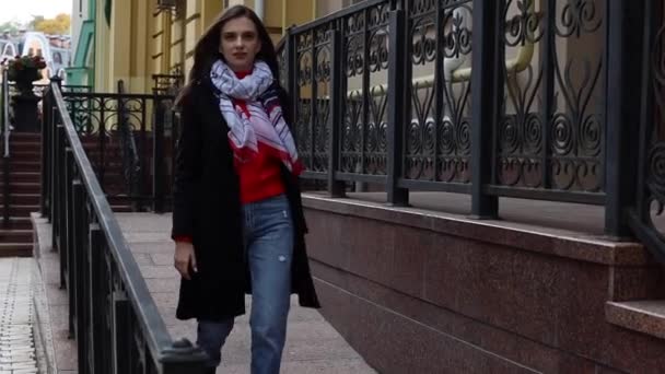 Mooie Glimlachende Vrouw Loopt Door Straat Levensvreugde Actieve Levensstijl Mode — Stockvideo