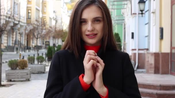 Portrét Mladé Ženy Zamrzlé Snažící Udržet Teplo Procházce Městské Pozadí — Stock video