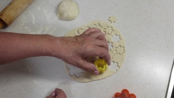 Handen Van Oma Snijden Koekjesdeeg Met Gevormde Koekjessnijders Plat Gelegd — Stockvideo