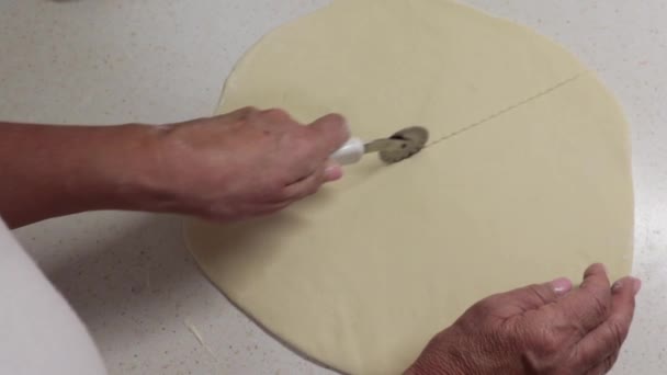 Mains Mamie Coupant Pâte Avec Couteau Sections Grand Mère Préparant — Video