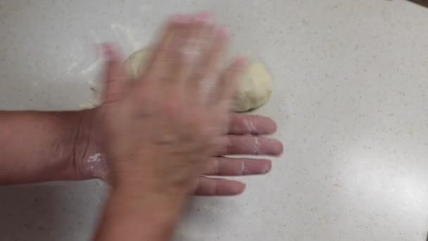Ninenin Elleri Hamur Yoğurur Yaşında Kadın Elleri Hamuru Yoğuruyor Masada — Stok video