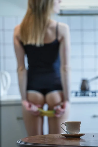 Vackra sexiga fitness tjej poserar i underkläder i lägenheten — Stockfoto