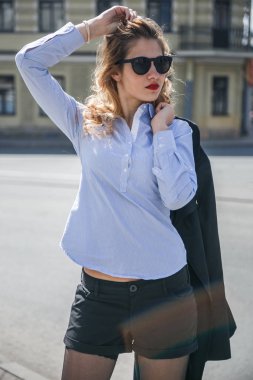 Güzel seksi sarışın işkadını