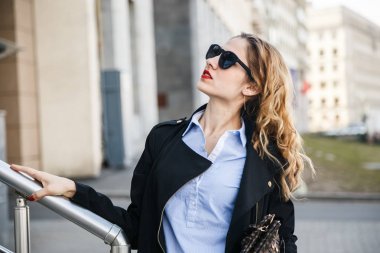 Güzel seksi sarışın işkadını