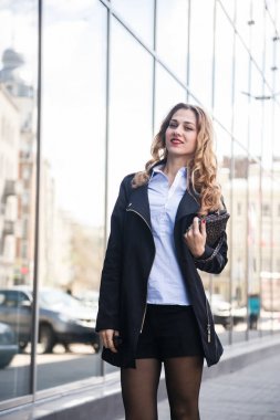 Güzel seksi sarışın işkadını